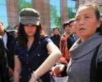 女青年为救人助人,向执勤民警求助无果后,因用脚踢警车来宣泄愤怒而遭警察以手铐铐住